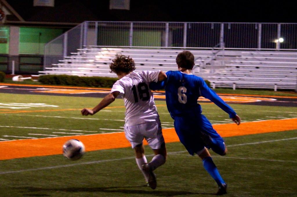 Sophomore Kevin Reilly maintains space from a Warren defensive player.