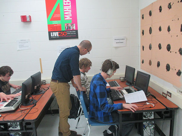 Karnstedt works with students in his electronic music class