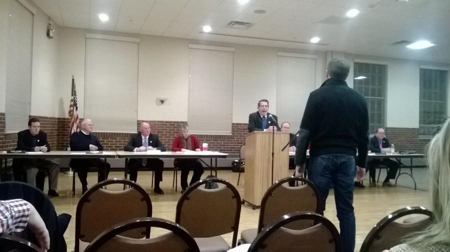 Mayor+Weppler+addressing+a+town+member+at+the+Town+Hall+Meeting+over+the+issue+of+video+gambling.