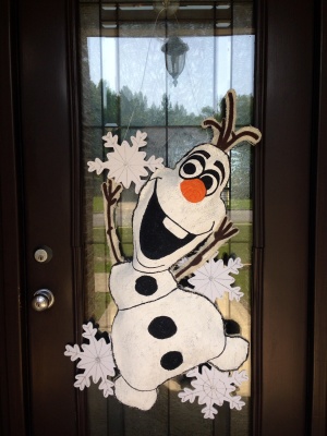 Olaf door hanger (inspired/photo by eadsfamilymagic.com)