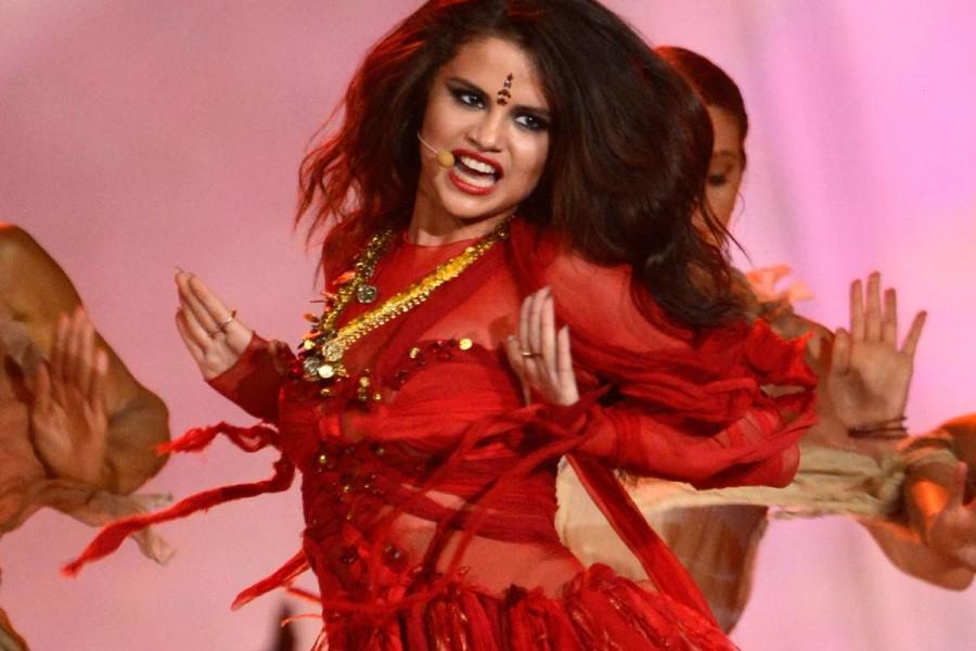 Selena Gomez appropriated the Bindi at the 2013 MTV  Music Awards performing a well known song, "Come  and get it."