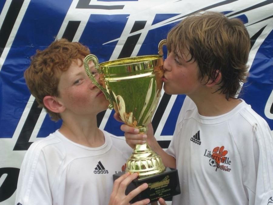 kissing trophy