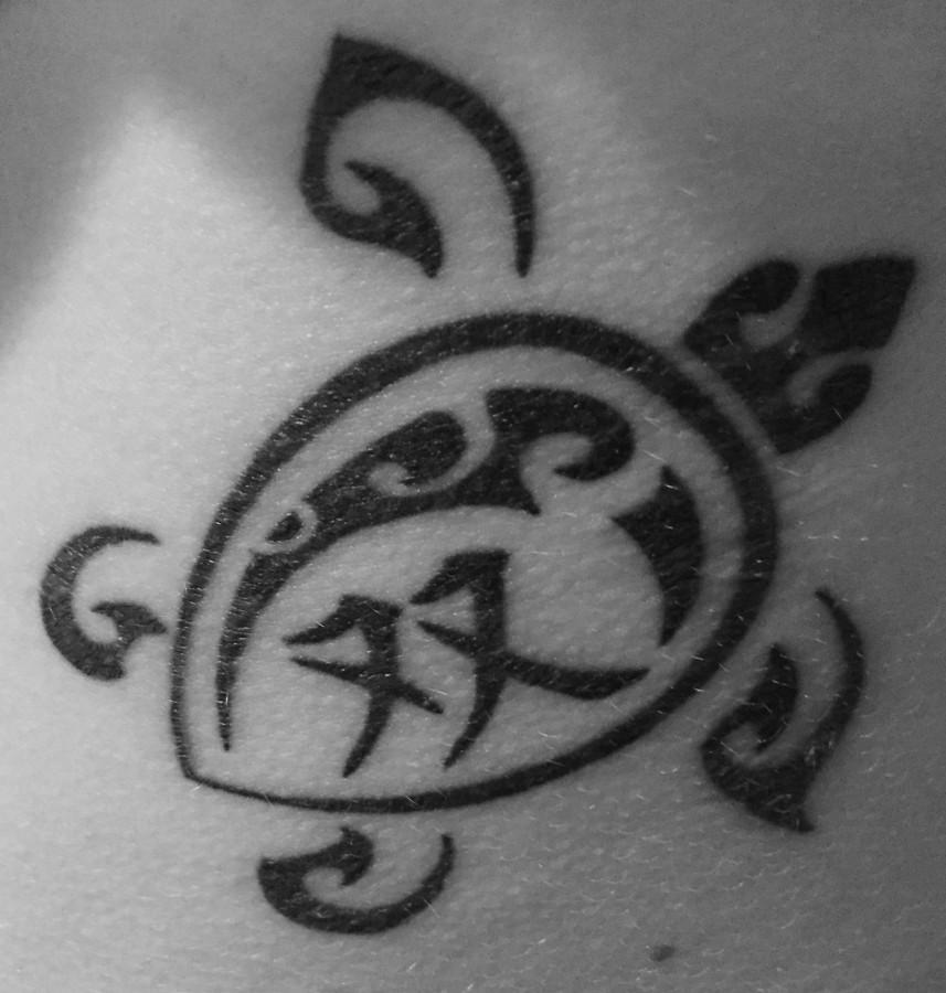 Jacquis+tattoo+features+the+Chinese+symbol+for+twins+within+a+turtle.+