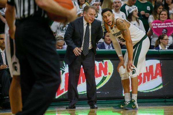 Michigan State head coach Tom Izzo talks with superstar guard Denzel Valentine.