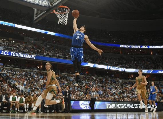 Dukes Grayson Allen flies for the slam.