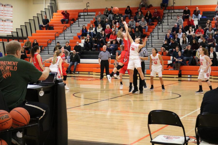 Wildcats tip off against Maine South, with Maine South receiving the ball.