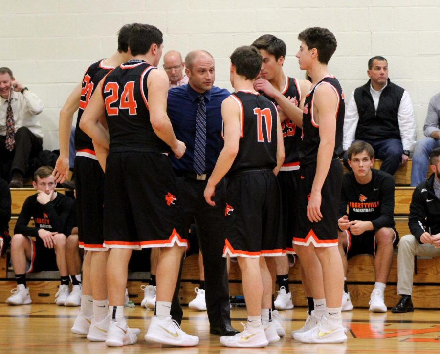 Boys basketball defeats Lake Forest Academy, 55-48