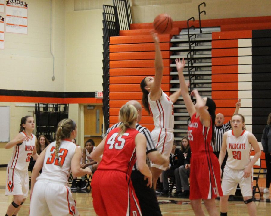 Junior+forward+Maddie+Spaulding+%2830%29+jumps+for+the+tip-off%2C+in+which+Libertyville+got+possession.