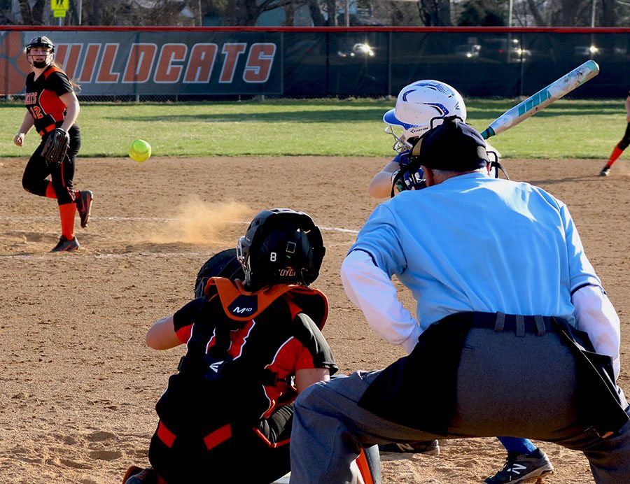 Varsity softball loses to Warren, 2-1