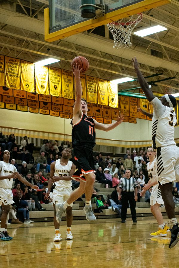 With his defenders beaten, Steinhaus finishes a layup with ease.
