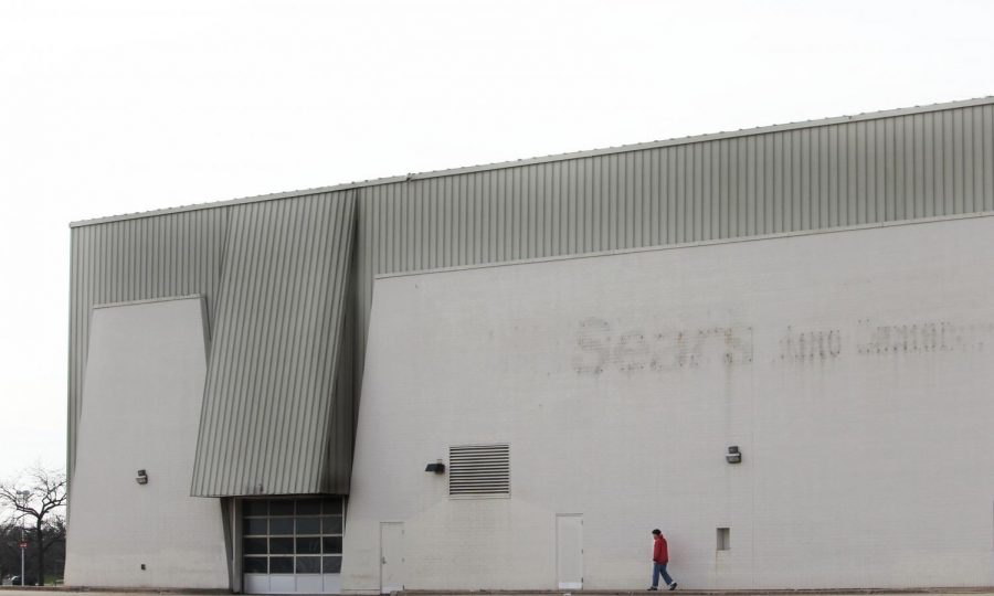 Numerous department stores around the area have been closing down this year. Sears, one of the main anchors of Hawthorn Mall in Vernon Hills, closed because it was unable to compete with the lower prices in stores such as Walmart and they struggled as customers began to prefer online shopping over going to a physical store.