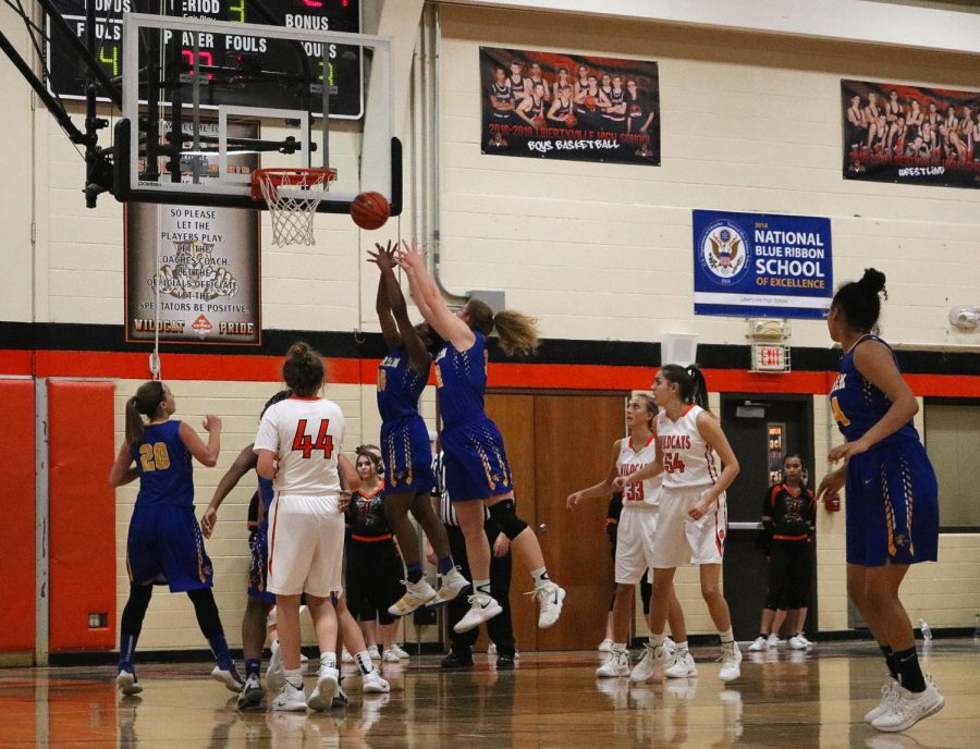 Warren tries to regain the lead down 11, with the score 29-40 Libertyville.
