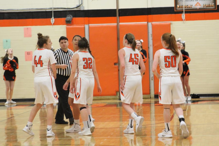 Wildcats+Lauren+Huber%2C+Madeline+Spaulding%2C+Margaret+Buchert%2C+Abigail+Frea%2C+and+Lydia+Crow+wait+for+the+second+half+tip-off.