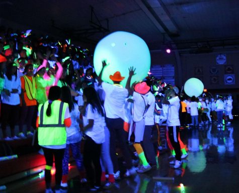 The seniors, juniors, sophomores and freshmen face off in a game of “Planet Pass,” as they tried to keep their team’s ball up in the air before rushing to get it to the center.