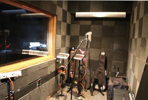 In the recording area, there is a microphone, guitars and other sound equipment. Fine Arts students are currently able to record in the studio, whether it be solo or with a quartet, for example.