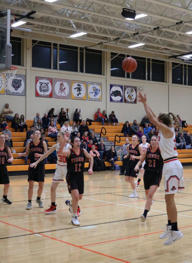 Spaulding shoots and makes a jump shot, making the score 47-16 Wildcats.