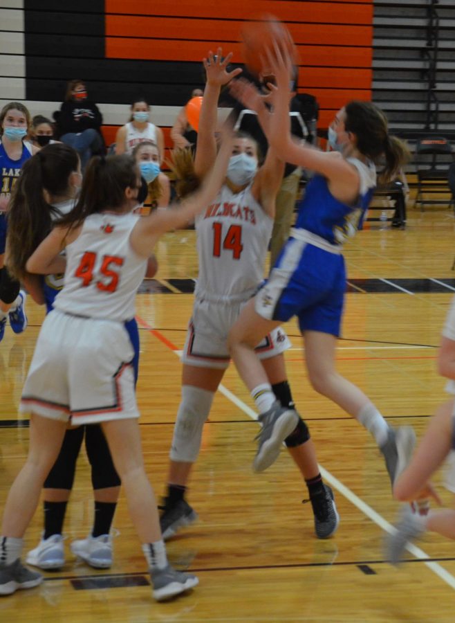 Sarah Larson (45) and Emily Fisher (14) defend the Cats’ basket.