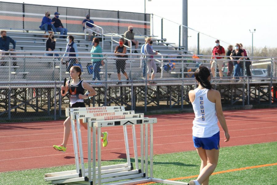 Margo Mcgormley runs her first lap of the 4 x 800 meter relay.