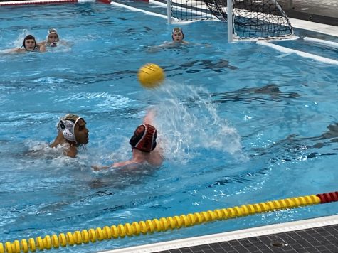 Mitch Madland throws a pass to Sam Otto who fights for position in front of the goal. 