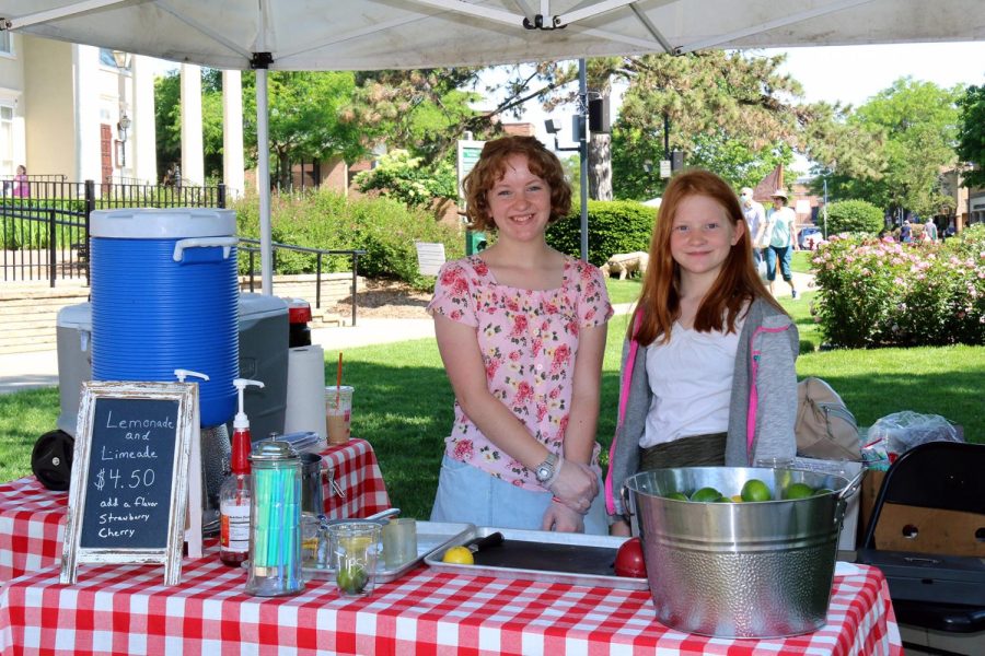 (Photo Courtesy of Mainstreet Libertyville)
Refreshing! Treat yourself to freshly-squeezed, homemade, lemonade or limeade from these young girls. A popular spot to stop for many during a hot summer day!