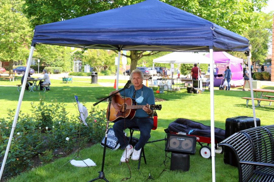 (Photo Courtesy of Mainstreet Libertyville)
Stop by this local mucisian’s stand and enjoy some live music while strolling through the Farmer’s Market. With his speaker, he is able to project the music throughout Cook Park for locals passing by to enjoy.