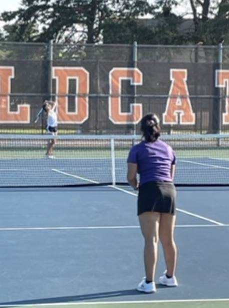 Sophomore+Dakota+Olsen%2C+number+two+for+singles+on+the+girls%E2%80%99+tennis+varsity%2C+serves+to+the+opposing+team+at+the+Libertyville+High+School+tennis+courts.+