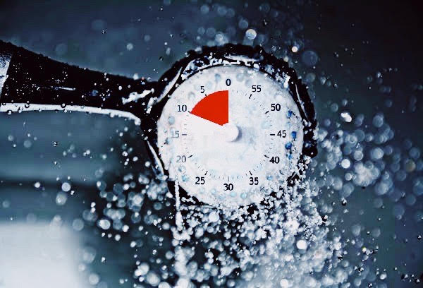 According to dermatologist Dr. Edidiong Kaminska, the recommended maximum shower time is about 5 to 10 minutes. This is enough time to cleanse and hydrate the skin without overdoing it. 