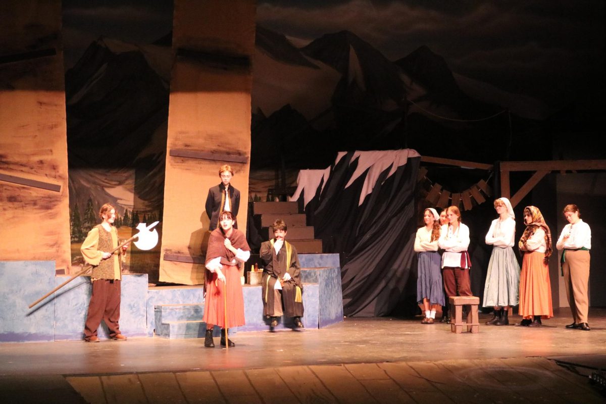 Dealing with many cases, Azdak is now a judge. Unlike any ordinary judge, Azdak has an unusual style of judging and often uses his unique reasoning. In this scene, an old couple wishing for a divorce is brought to him, as an example of one of the cases he tries. 