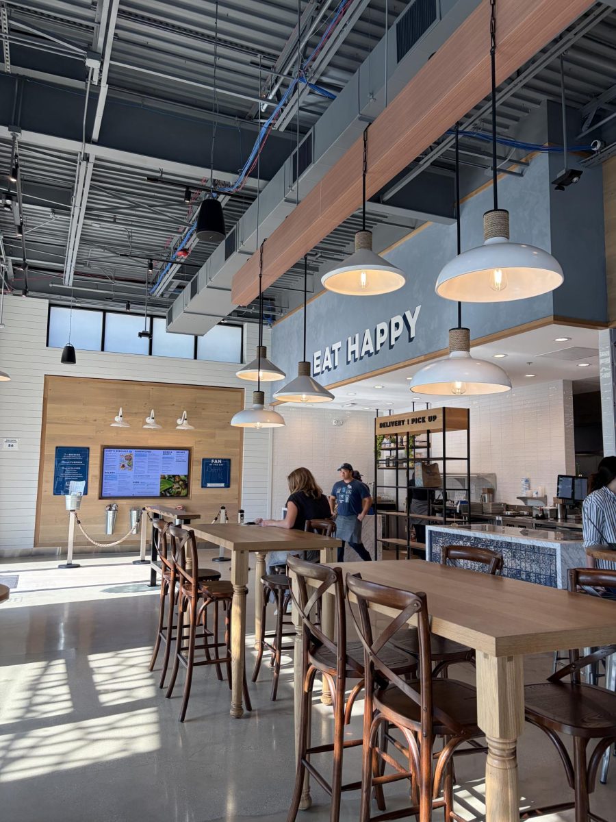As soon as customers walk in, they are greeted with the “Eat Happy” sign, expressing the restaurant chain’s vision to serve delicious food in a welcoming environment. After ordering at the counter, customers can choose from high-top, lower or patio seating. 